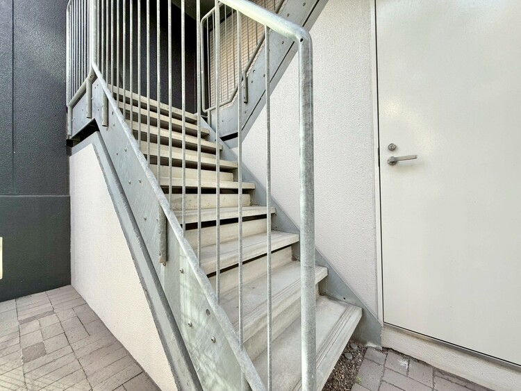 その他 共用部の階段です。明るく清潔に管理されています。