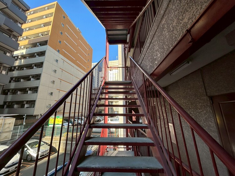 その他 共用部の階段です。明るく清潔に管理されています。