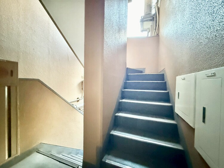 その他 共用部の階段です。明るく清潔に管理されています。