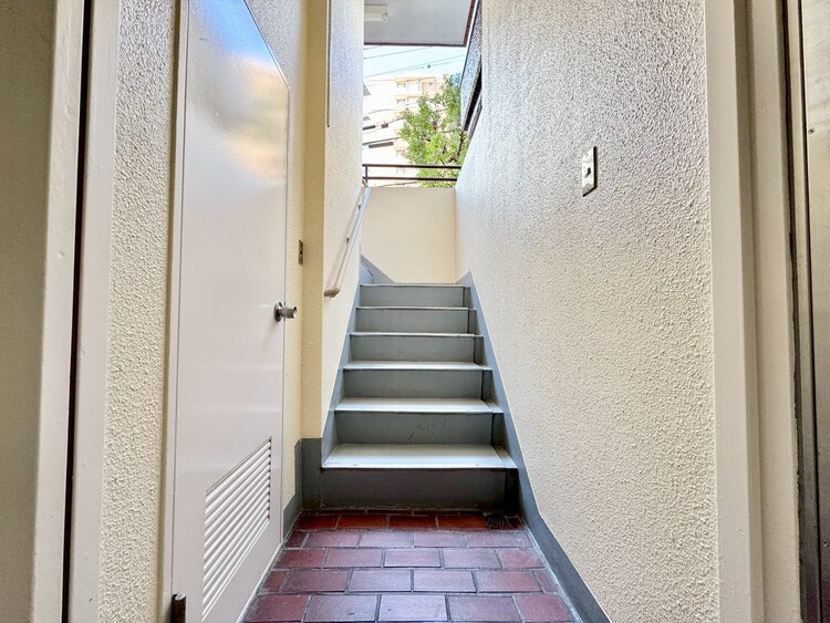 その他 共用部の階段です。明るく清潔に管理されています。