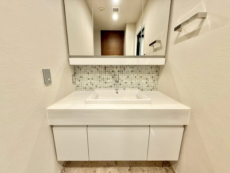 その他 清潔感を感じられる洗面化粧台。