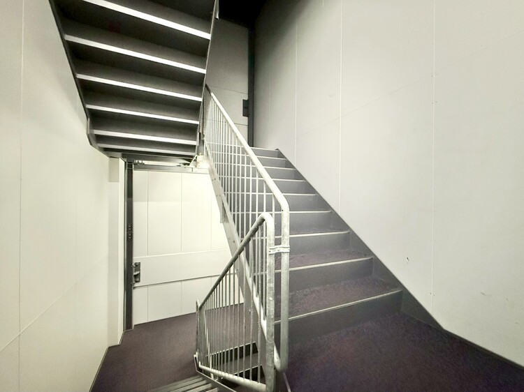 その他 共用部の階段です。明るく清潔に管理されています。