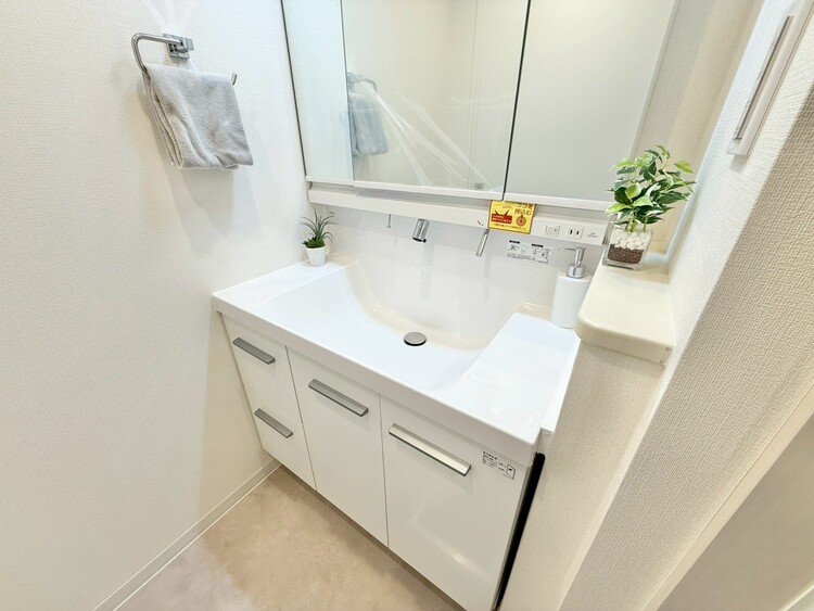 その他 清潔感を感じられる洗面化粧台。