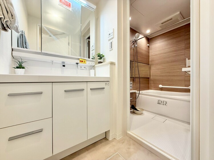 その他 十分な広さの脱衣所。