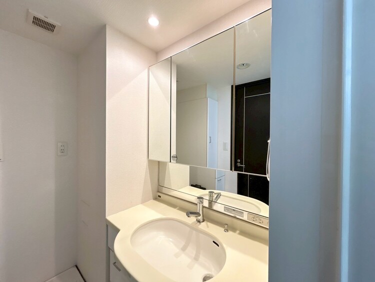 その他 清潔感を感じられる洗面化粧台。