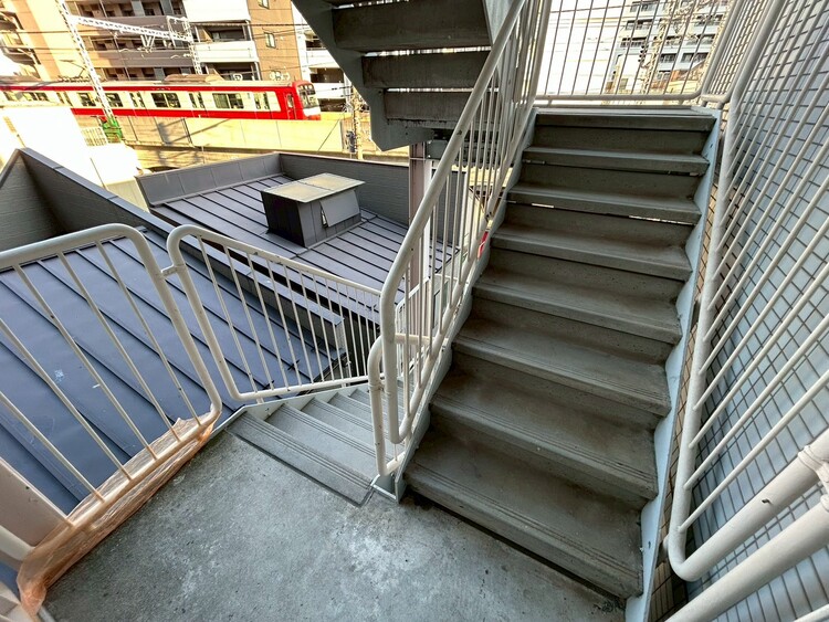 その他 共用部の階段です。明るく清潔に管理されています。