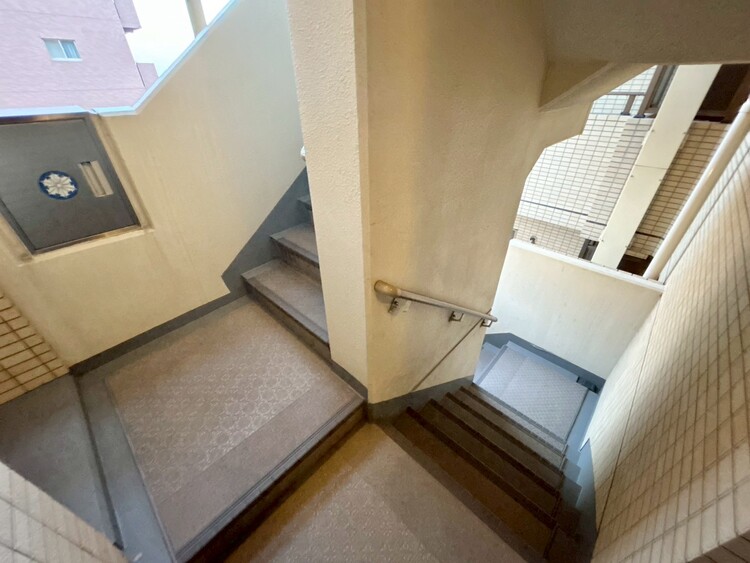 その他 共用部の階段です。明るく清潔に管理されています。
