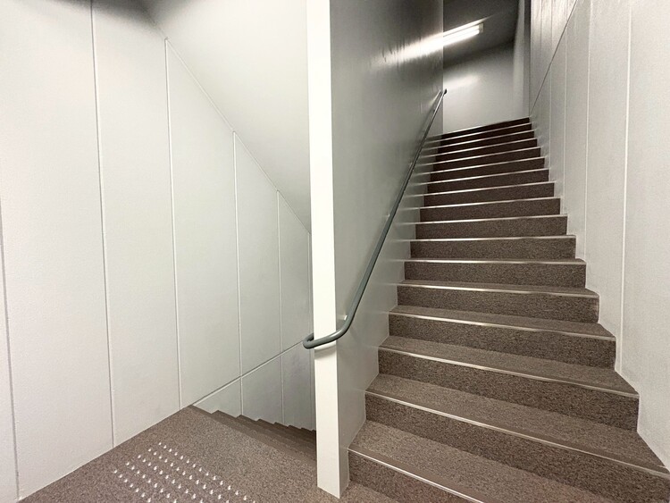 その他 共用部の階段です。明るく清潔に管理されています。