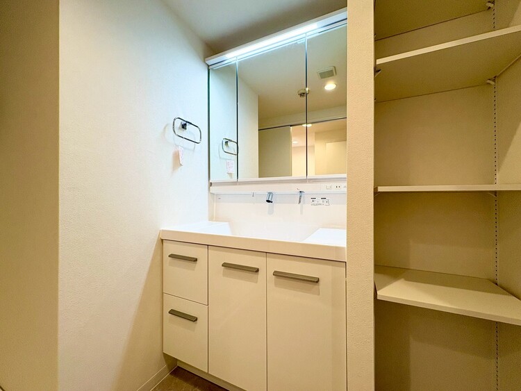 その他 清潔感を感じられる洗面化粧台。