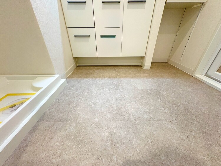 その他 十分な広さの脱衣所。