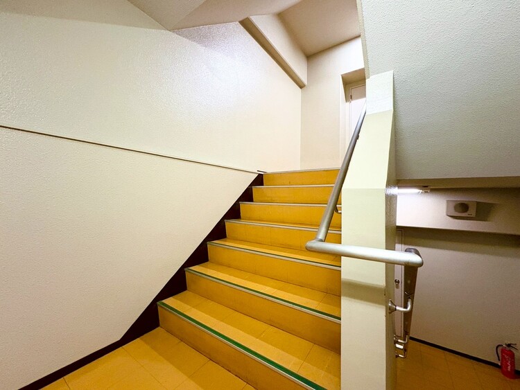 その他 共用部の階段です。明るく清潔に管理されています。