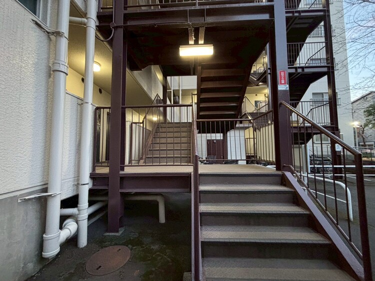 その他 共用部の階段です。明るく清潔に管理されています。