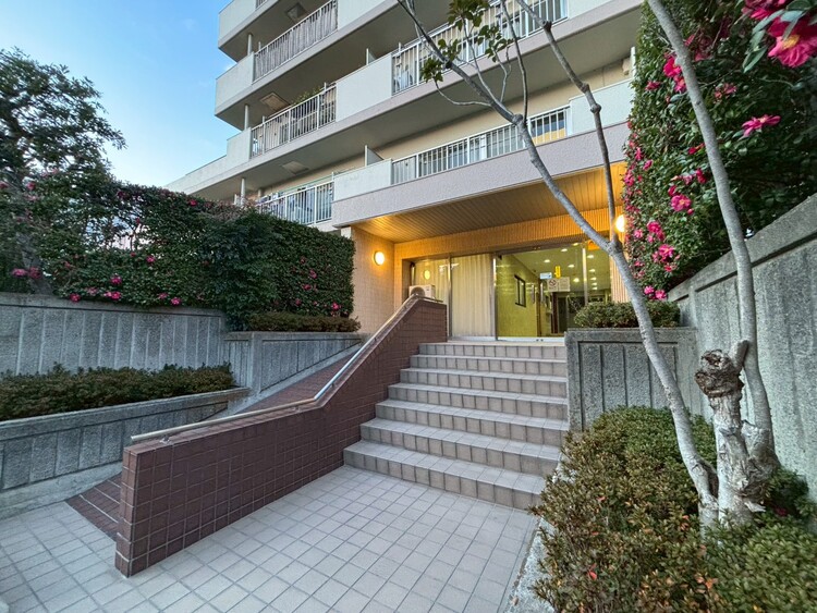 その他 上質感漂う玄関アプローチです。