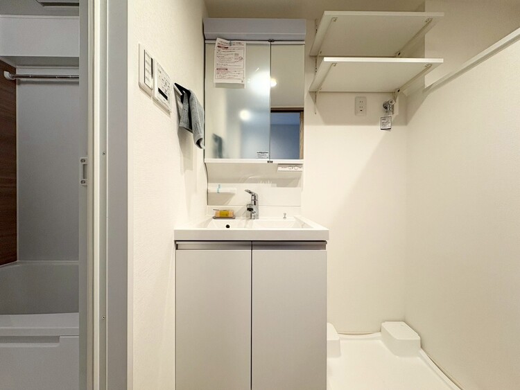 その他 清潔感を感じられる洗面化粧台。