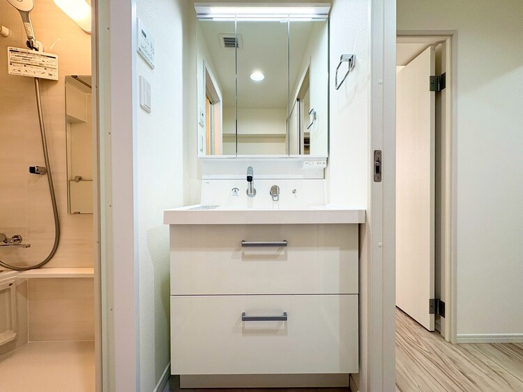 その他 清潔感を感じられる洗面化粧台。