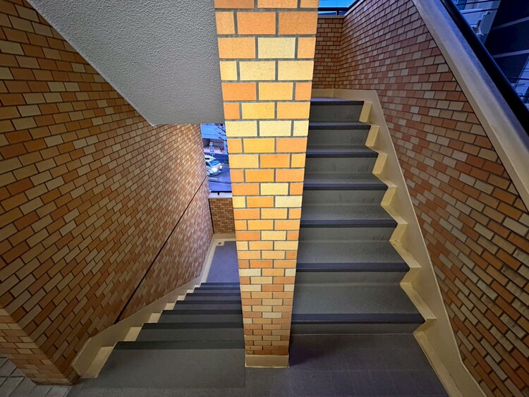 その他 共用部の階段です。明るく清潔に管理されています。