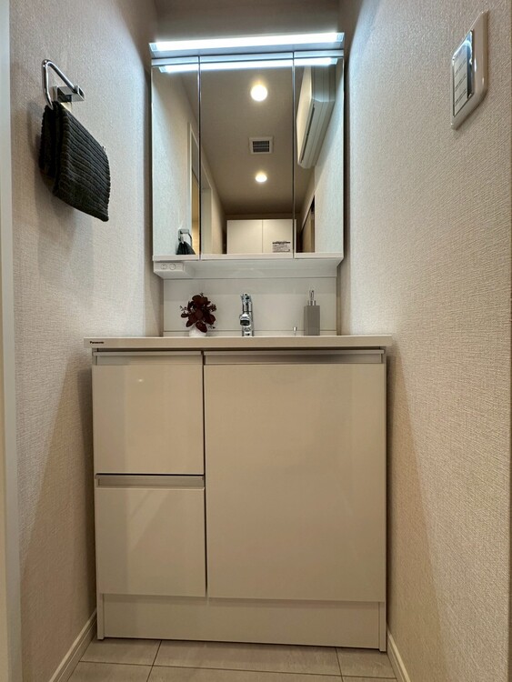 その他 清潔感を感じられる洗面化粧台。