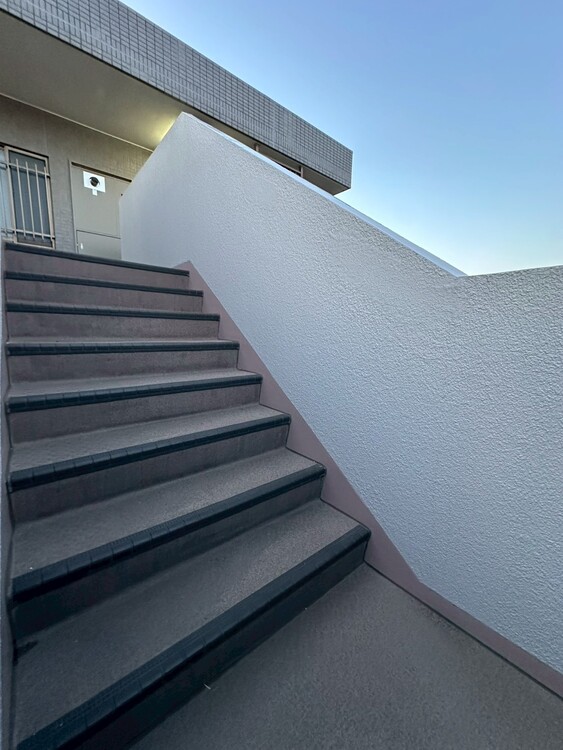 その他 共用部の階段です。明るく清潔に管理されています。