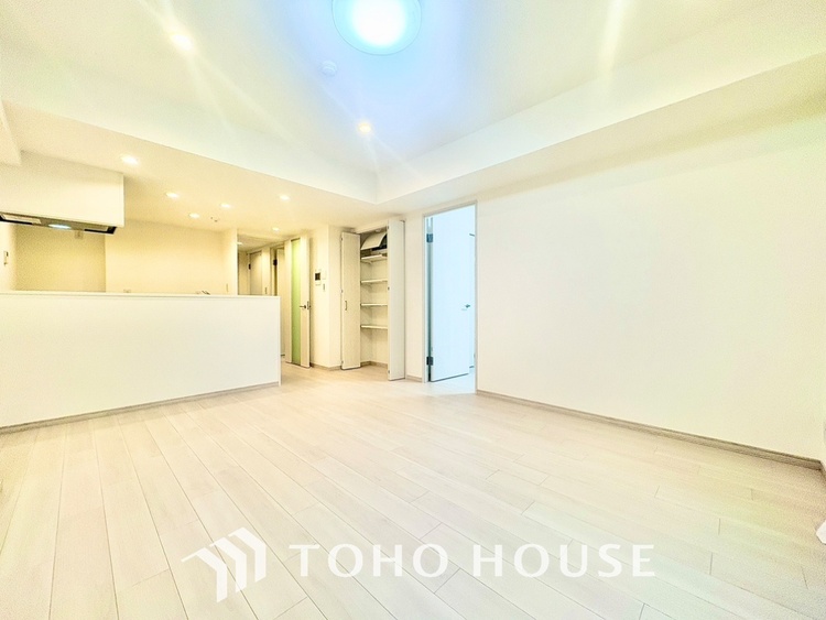 内装 ◆木漏れ日◆の様な採光が優しく足元を照らし、心地いい暮らしの道しるべを写し出す。この空間で過ごす家族との語らいの時間がとても素敵で幸せを感じるかもしれない。