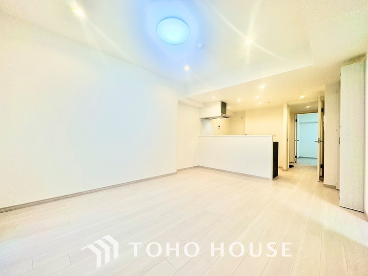 内装 ◆今宵の食卓◆ダウンライトに反射するグラスを眺めながらワインを注ぐ。トクトクと心地いい音をさせながら、フランスの古城を思わせる薫りがたちこめ、とても幸せな時を過ごせる。