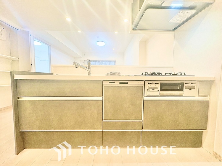 キッチン ◆キッチン◆美しく使いやすいキッチンは油汚れが簡単に拭き取れる素材で加工されており、浄水器シャワーから流す水の音を軽減する静かなシンクを採用。見えないところにさり気ない配慮が嬉しいですね