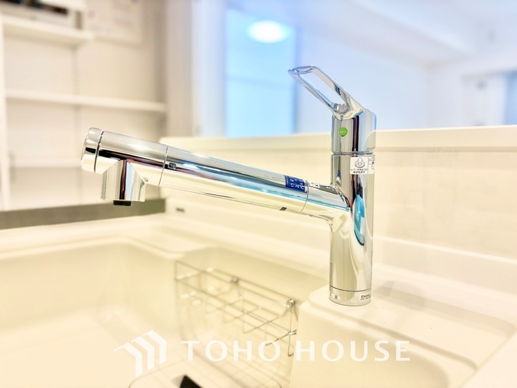 キッチン ◆キッチン◆美味しい料理を作りたくなるような気持にさせてくれる、腕を振るえる自慢のスペース。見上げると柔らかなダウンライトが包み込み、彩りを添えます。艶と光沢のある居心地の良いわが家のキッチン。