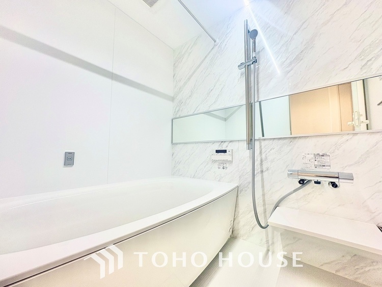 風呂 ◆浴室◆の温もりを感じ、ふわりと寄り添う太陽の妖精たちが自然と僕達を微睡ませる。うとうとしたい訳ではないがそんな時間が嫌いじゃない自分がここにいる。