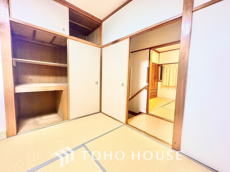 内装 【リビングルーム】天井に埋められた連続する眩い光−ダウンライト。それはまるでフライト航路のアプローチライトのように優美でロマン溢れるポジショニング。