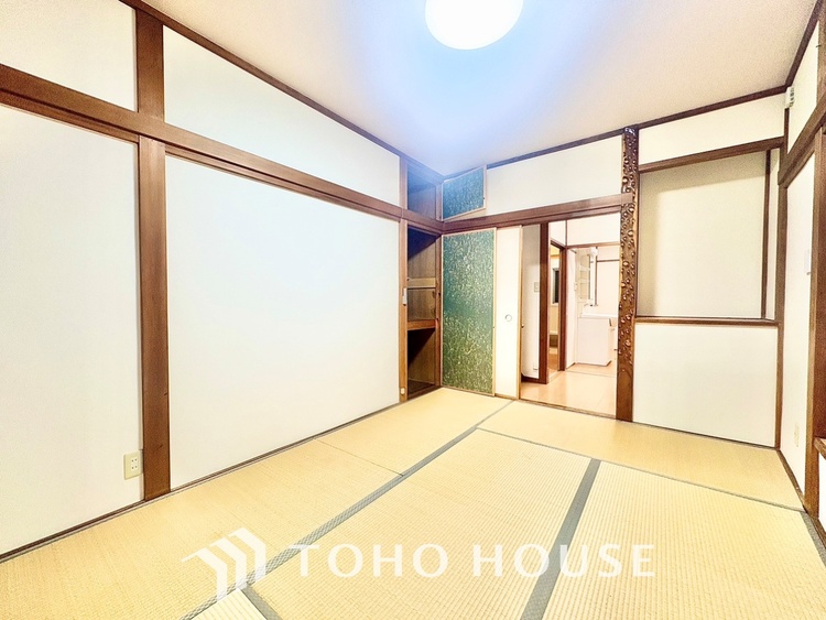 内装 【自身の道】華道、剣道、そしてここで暮らす者の正道。物事の正しい考えや愛する家族とのコミュニケーション。そんな考えの暮らし方がこの空間にも散りばめられている。