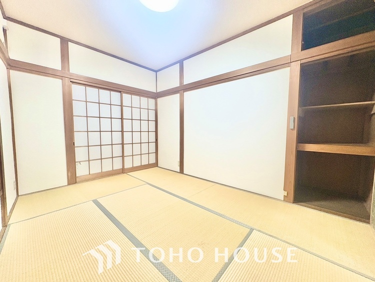 内装 【悠久の時】家族への思いを抱きながら、平和に過ごす悠久の時。あたかかく感じるのは、日当たりだけではない。広く和やかに暮らせる空間と、家族の存在を噛みしめて