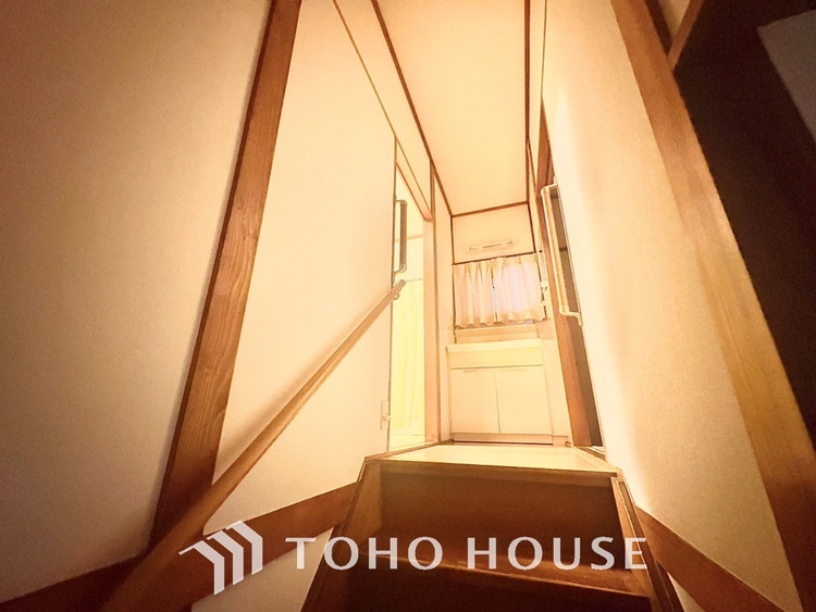 内装 【色彩】この空間に放たれた光は華美なまでに演出されたデザイン。流れる時をより芳醇なコーヒーの様な色彩奏でるアダージョ。そして情景豊かな作品のような暮らしがイメージできる。