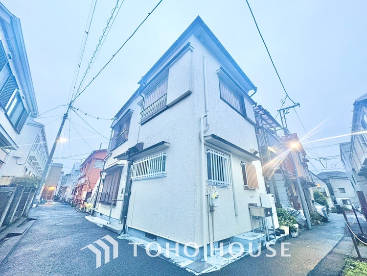 外観 窓を開けベランダに出ると当所なく広がる街と空のスクリーン。風が凪ぎ一時停止する目の前の画面の中、僕は一体何を考えていたのだろう。牧歌な街並みが僕を穏やかにさせてくれる。