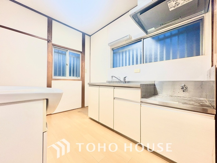 キッチン 【居心地のいい暮らし】には欠かせない眩い採光。ゆったりとした幅の窓からこの空間に降り注ぐ採光が絶えない。明るいリビングこそ居心地のいい暮らしが待っているのだと思う。