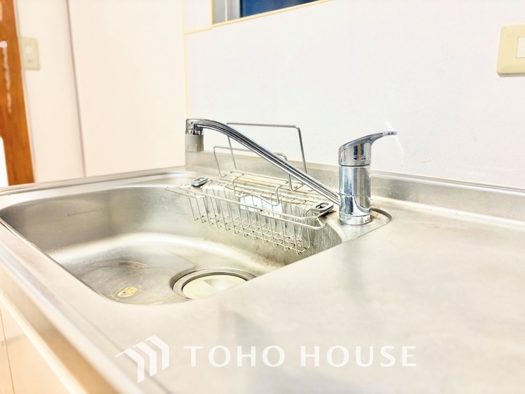 キッチン 【豪華絢爛】事も無げに美しく、伝えるには筆舌に尽くし難い。豪華絢爛や華美と言う事ではなく、住まう者にとって暮らし易く心地がいいと言う美しさがこの住まいには込められている。