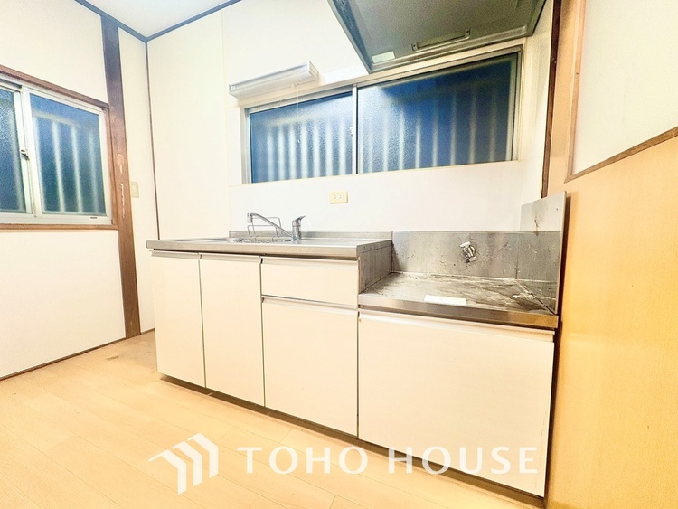 キッチン 【素敵な空間】君の姿に一瞬足を止めていた。美しくて惑わされてしまった自分が信じられない位素敵な空間。そしてこの空間に君がいて喜び歌を歌う僕が燥いでいる。