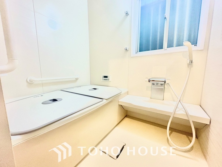 風呂 【Bathroom】奥行きが長く足を延ばしてもラクラクのスペース。体の大きい方でも嬉しいワイドサイズ。また、カビが付きにくく軽くこすれば簡単に落ちるお掃除ラクラク仕様です。