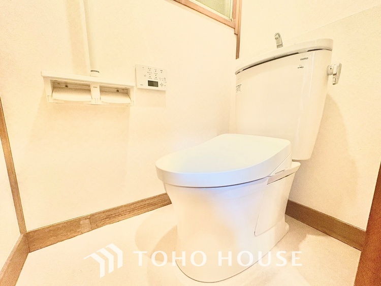 トイレ 【Toilet】トイレも全て新品に交換されており、清々しく新生活を始めることができます。白基調の清潔感のある空間に生まれ変わりました。