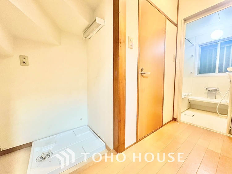 洗面 【Wash basin】十分な大きさの洗面台は収納もさる事ながら、身だしなみチェックや歯磨きなど、朝の慌ただしい時間でもホテルライクなスペースで余裕とゆとりを感じて頂けます。