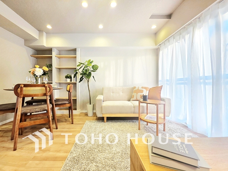 内装 陽光が降り注ぐ、開放的な大空間です。家族の絆を育み、ゲストをもてなす舞台となる、心豊かな団らんの時間が流れます。