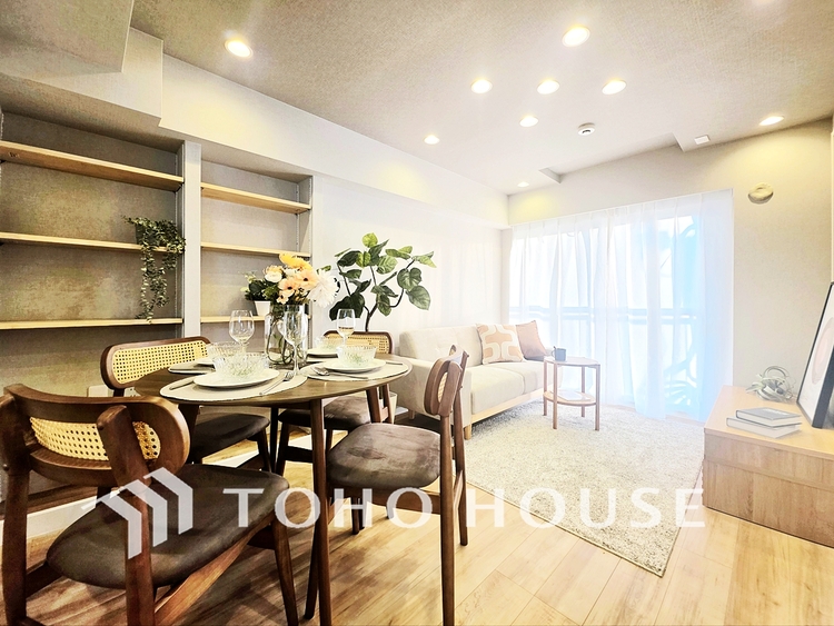 内装 陽光が降り注ぐ、開放的な大空間です。家族の絆を育み、ゲストをもてなす舞台となる、心豊かな団らんの時間が流れます。