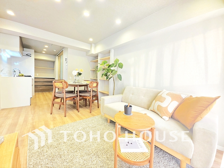 内装 陽光が降り注ぐ、開放的な大空間です。家族の絆を育み、ゲストをもてなす舞台となる、心豊かな団らんの時間が流れます。