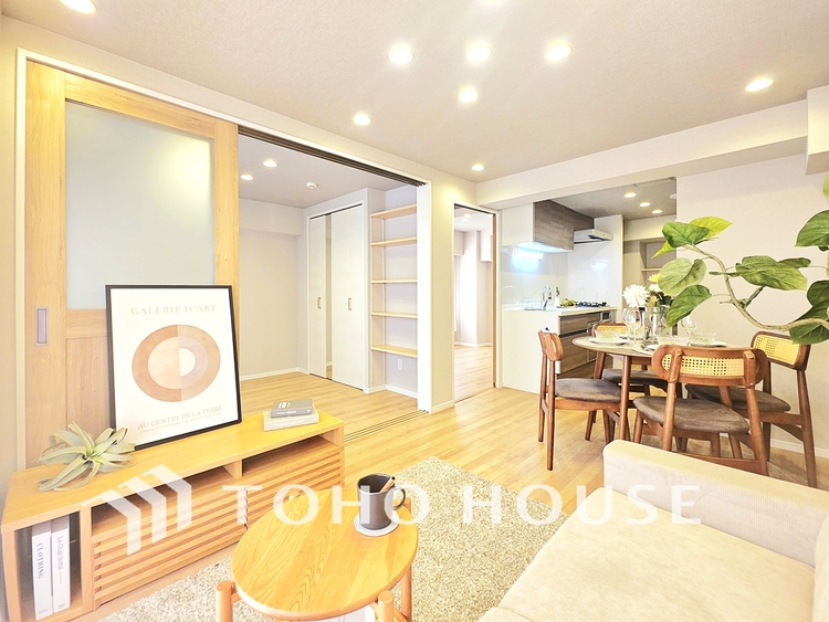 内装 陽光が降り注ぐ、開放的な大空間です。家族の絆を育み、ゲストをもてなす舞台となる、心豊かな団らんの時間が流れます。