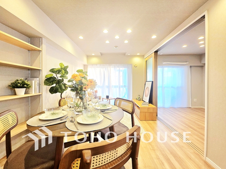 内装 陽光が降り注ぐ、開放的な大空間です。家族の絆を育み、ゲストをもてなす舞台となる、心豊かな団らんの時間が流れます。