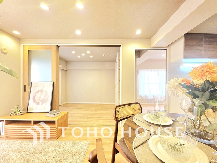 内装 陽光が降り注ぐ、開放的な大空間です。家族の絆を育み、ゲストをもてなす舞台となる、心豊かな団らんの時間が流れます。