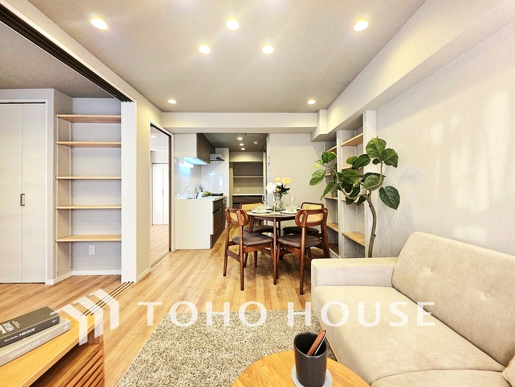 内装 陽光が降り注ぐ、開放的な大空間です。家族の絆を育み、ゲストをもてなす舞台となる、心豊かな団らんの時間が流れます。