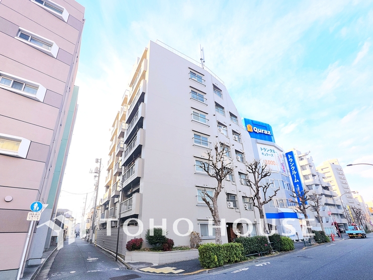 外観 街の景観を牽引するような、洗練されたデザインのレジデンスです。圧倒的な存在感を放ち、住まう人のステータスを象徴します。