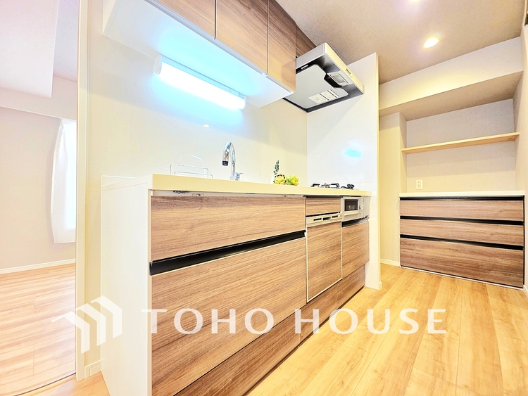 キッチン あなたの創造性を刺激する舞台。最新の機能と美しいデザインが融合し、料理の時間を至福の瞬間に変えます。