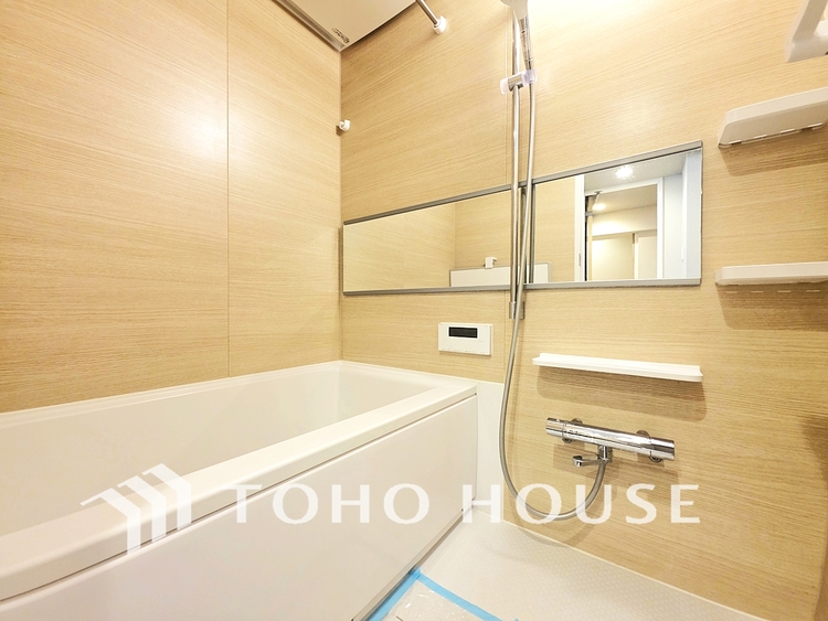 風呂 心と体を解き放つ空間。広々とした浴槽と最新の機能が、極上のリラクゼーションを提供し、疲れを完全に癒します。