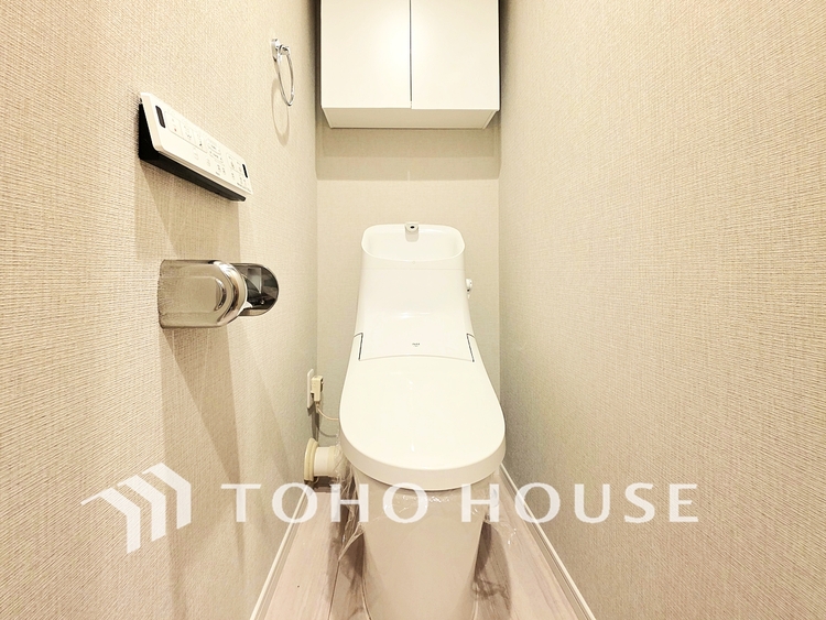 トイレ 清潔でプライベートな時間を守る空間。最新の機能と静謐なデザインが、訪れる人に心地よい安心感を与えます。