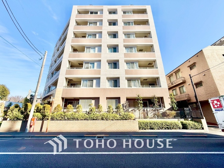 内装 ◆木漏れ日◆の様な採光が優しく足元を照らし、心地いい暮らしの道しるべを写し出す。この空間で過ごす家族との語らいの時間がとても素敵で幸せを感じるかもしれない。